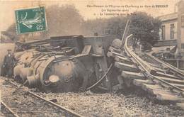 27-BERNAY- DERAILLEMENT DE L'EXPRESS DE CHERBOURG EN GARE DE BERNAY -LA LOCOMOTIVE SOUS LA VOIE - Bernay