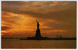 C. P.  PICCOLA    THE  STATUE  OF  LIBERTY  AT  SUNSET  NEW  YORK CITY     2  SCAN     (  NUOVA) - Estatua De La Libertad