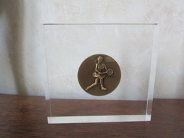 RÉCOMPENSE - TROPHÉE Incursion Médaille Bronze Diamètre 50 Mm  TENNIS Femme Dans Bloc Plexi Transparent - Sonstige & Ohne Zuordnung