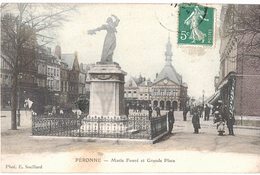 80 Peronne Statur Marie Foure Et Grande Place Cpa Carte Colorisée - Peronne