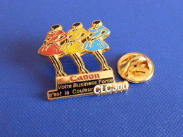 Pin's Arthus Bertrand - Canon CLC300 Votre Business Force C'est La Couleur - Robes Rouge Jaune Bleue (AB25) - Arthus Bertrand