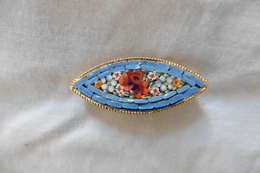Broche Ancienne Dorée Ovale En Micro-mosaique De Venise Italie Millefiori Bleu Clair Motif Fleurs - Broches