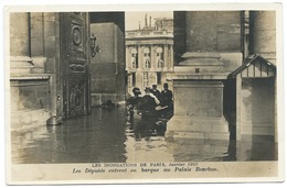 CPA INONDATIONS PARIS 1910 / LES DEPUTES ENTRENT EN BARQUE AU PALAIS BOURBON - Inondations