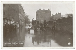 CPA INONDATIONS PARIS 1910 / SINISTRES QUITTANT LEURS DEMEURES A IVRY - Inondations