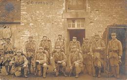 Raymond       18      Groupe De Militaires Posant Dans Une Ferme. Carte Photo        ( Voir Scan) - Andere & Zonder Classificatie