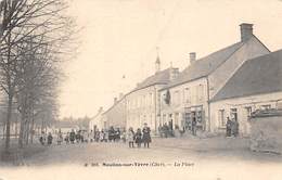 Moulins Sur Yèvre      18       La Place            (voir Scan) - Andere & Zonder Classificatie