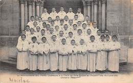 Bruère-Allichamps     18     Abbaye De Noirlac. Petits Chanteurs A La Croix De Bois Devant La Chapelle      (voir Scan) - Otros & Sin Clasificación