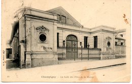 51. Champigny. La Salle Des Fêtes De La Mairie. état Moyen. Tachée - Champigny