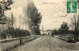 CPA - BRIOUX (79) - Aspect De L'entrée Du Village Par Le Pont En 1910 - Brioux Sur Boutonne