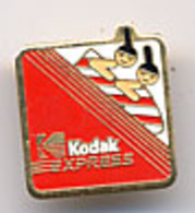 {12516} Pin's " Kodak Express ". TBE.  " En Baisse " - Fotografie