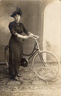 CPA 2351 - PARIS - Carte Photo - Femme Posant Avec Son Vélo - Fotografia