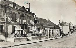 D37 - SEMBLANCAY - RUE PRINCIPALE - HOTEL DU CHEVAL BLANC - Café  Billard -  CPSM Dentelée Petit Format En Noir Et Blanc - Semblançay