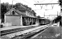 28 JOUY - La Gare, Passage D'un Train - Jouy