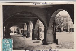 Cp , 26 , NYONS , Les Arcades De La Place Carnot - Nyons