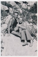 REPRINT - Naked Trunks Guy And Shirtless Men Sit Closeness On Beach Gay Int Hommes Nus Sur Plage Mecs Photo Reproduction - Personnes