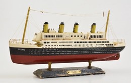 Cca 1930 Az Első útján Elsüllyedt Titanic óceánjáró Hajó Kicsinyített Mása Fából, Fa Talapzaton, Réz Táblára írva: 'Tita - Andere & Zonder Classificatie