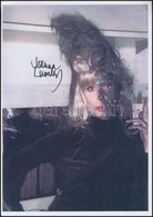 Joanna Lumley (1946-) Színésznő Aláírása Az őt ábrázoló Fotó Nyomaton  / Autograph Signature 20x30 Cm - Autres & Non Classés