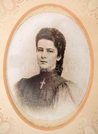 Cca 1890 Erzsébet Királyné, Sisi Fényképe Dombornyomott Papírkeretben, üvegezett Keretben / Photo Of Queen Elisabeth (Si - Autres & Non Classés