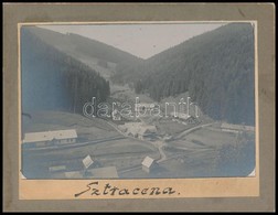 Cca 1900 Sztracena Látképe, Fotó, Kartonra Ragasztva, Feliratozva, 7×11 Cm /
Cca 1900 The View Of Stratená, Photograph O - Autres & Non Classés