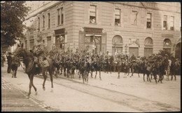 1920. április 21. Horthy Miklós Nemzeti Hadseregének Bevonulása Pécsre. A Huszárok Bevonulása. Kazinczi Rudolf Felvétele - Sonstige & Ohne Zuordnung