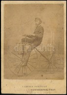 Cca 1870-1880 Férfi Velocipéden, Kabinetportré Liederhoffer Pesti Műterméből, Foltos, 15,5×11 Cm / Penny-farthing - Autres & Non Classés