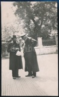 1911 A Czernowitz-i Börze Udvarán Zsidó Kereskedők Tárgyalnak, Hátoldalon Feliratozott Fotó, 13,5×8 Cm / Jewish Tradesme - Other & Unclassified