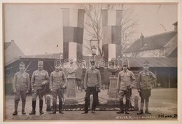 1915 Budweis, Osztrák-magyar Katonák Ferenc József és Vilmos Császár Szobrával. Fotó üvegezett Keretben. Keret Mérete 26 - Non Classificati