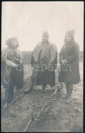 1916 Budapesti Honvéd Huszárezred Katonái Esős Időben. Fotólap / Hungarian Soldiers. - Ohne Zuordnung