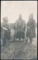 1916 Budapesti Honvéd Huszárezred Katonái Esős Időben. Fotólap / Hungarian Soldiers. - Unclassified