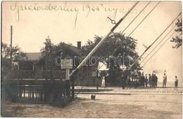 * T2 1925 Balatonberény, Vasútállomás, Sorompó 'Figyelmeztetés' Táblával. Photo - Non Classés