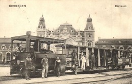 T2 1911 Debrecen, Debreczeni Helyi Vasút Rt. (DHV) Kisvasút A Vasútállomás Előtt, Kalauz és Cigány Muzsikusok A Szerelvé - Non Classés