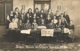 ** T2/T3 1928 Tamási, Singer Hímző Tanfolyam Csoportképe Varrógépekkel. Photo (EK) - Ohne Zuordnung