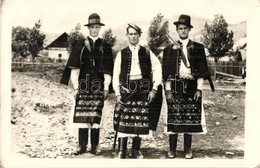 T2/T3 Gyetva, Detva; Férfiak Népviseletben. Levél Dr. Schréter Zoltán Főgeológusnak Címezve / Mládenec / Slovakian Folkl - Non Classés