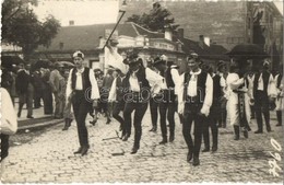 * T2 1933 Kassa, Kosice; Diákok Népviseletben  Felvonuláson / Snímok Zo študentského Majálesu / Parade Of Students In Tr - Non Classés