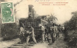 T2 Abidjan, Abidjean; Colonies Francaises, Sur La Voie Ferrée / Locomotive On The Railrod With African People. TCV Card - Zonder Classificatie