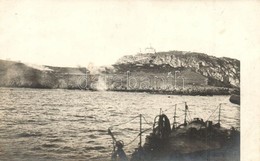 * T2 1915 Pelagosa, Palagruza; K.u.K. Partraszállási Akció Pelagosa Szigeténél, A Világítótorony Bombázása. A Felvételt  - Non Classés