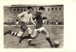 * T1/T2 1955 Budapest, 100. Osztrák-Magyar Labdarúgó Mérkőzés, Jobbszélső Lefutását A Védő Elhárítani Igyekszik; Képzőmű - Non Classificati