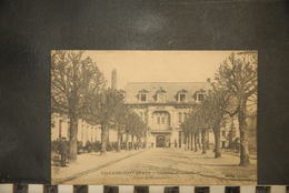 CP, 02, VILLERS COTTERETS Le Chateau Francois Ier,  La Cour D'honneur, Animée - Villers Cotterets