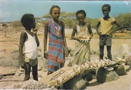 DJIBOUTI - JEUNES ENFANTS A LA VENTE - MARCHANDS DE COQUILLAGES DE MER - Djibouti