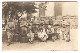 Carte Photo MILITARIA  Groupe De Soldats épluchant Des Pommes De Terre ? - Guerres - Autres