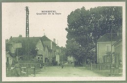 CPA - ISÈRE - MORESTEL - QUARTIER DE LA GARE - LE PASSAGE A NIVEAU - Animation, Gendarme Cycliste - Collection Béraud - Morestel