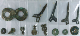 Zhou-Dynastie 1122-220 V. Chr., Lot Von Vier Frühen Æ-Rundmünzen, Vier Æ-Zikaden, Vier Æ-Hellebarden Sowie Ein Stück Rin - Chinoises