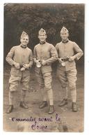 Carte Photo Militaria Originale 3 Soldats "5 Minutes Avant La Soupe" (manuscrit) -  Nombre 42 Sur Le Col - Personajes