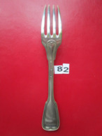 N° 82 - 1 Fourchette ARGENTE - 3 Poinçons : 1°/BALANCE - 2°/53 Et 3°/CARO - Poids : 83 Gr - L. 21,5 Cm - Silverware