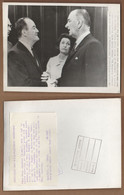 AC - PRESIDENT LYNDON JOHNSON MRS JOHNSON WITH VICE PRESIDENT HUBERT H HUMPHREY PRESS PHOTO - Presidentes