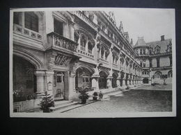 Chateau De Pierrefonds Cour D'Honneur-Une Galerie - Picardie