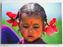 Carte Postale : NEPAL : DIMLA, Dans Les Bras De Sa Maman Aveugle Route De PANAUTI, Photo Raymond FAU - Népal