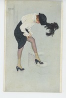 FEMMES - FRAU - LADY - Jolie Carte Fantaisie Femme "LE COUP DE LA JARRETELLE " Signée RAPHAEL KIRCHNER - Kirchner, Raphael