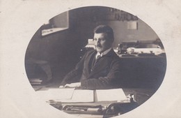 CARTE PHOTO (non Située) .Portrait Oval De M. HOFFMANN ( à Son Bureau) à Mr OCHS Datée Novembre 1917 - Mode