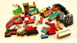 Vegyes Gyerekjáték Tétel: Járművek, Vonatok, Madarak, Figurák, Stb., Egy Doboznyi, érdekes Anyag - Other & Unclassified
